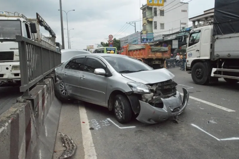 Tài xế may mắn thoát nạn trong xế hộp bị container húc ảnh 1 Chiếc xe ô tô bốn chỗ bị húc văng, xoay ngược 90 độ trên Quốc lộ 1A